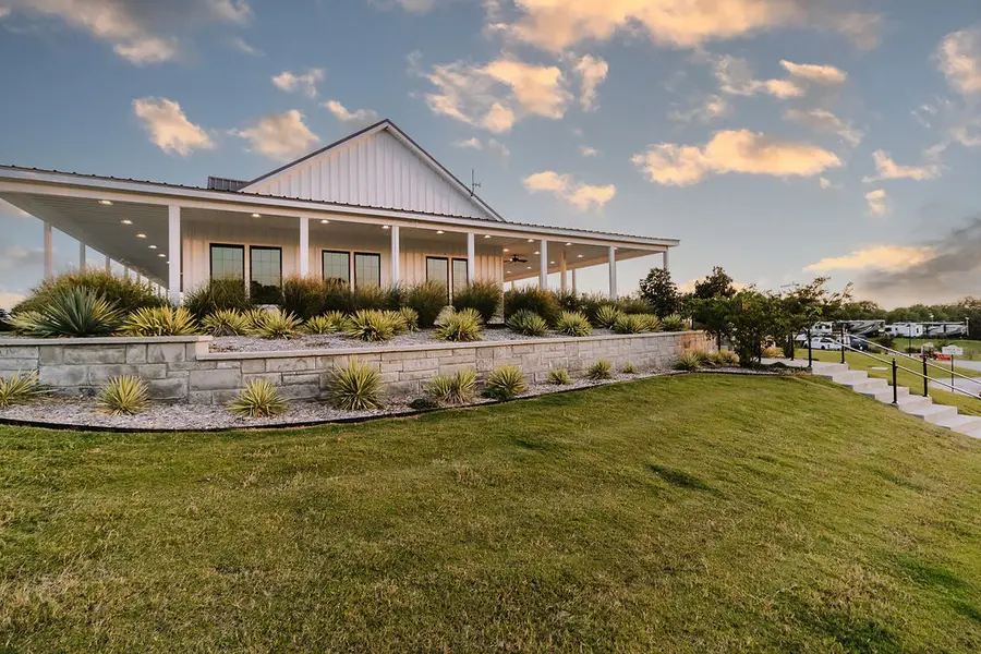 Farmhouse at Sugar Hill RV Resort, Anna, TX